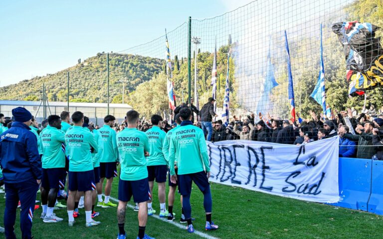 Rifinitura di fronte ai tifosi, squadra partita per Palermo